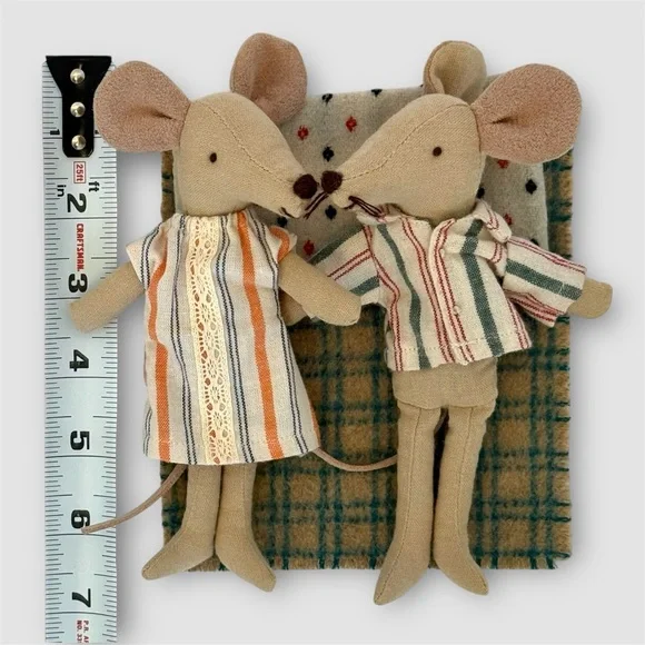 MAILEG RETIRED IN 2017 MUM AND DAD MICE SET IN PAJAMAS Rare Collectible Pair - Picture 2 of 4